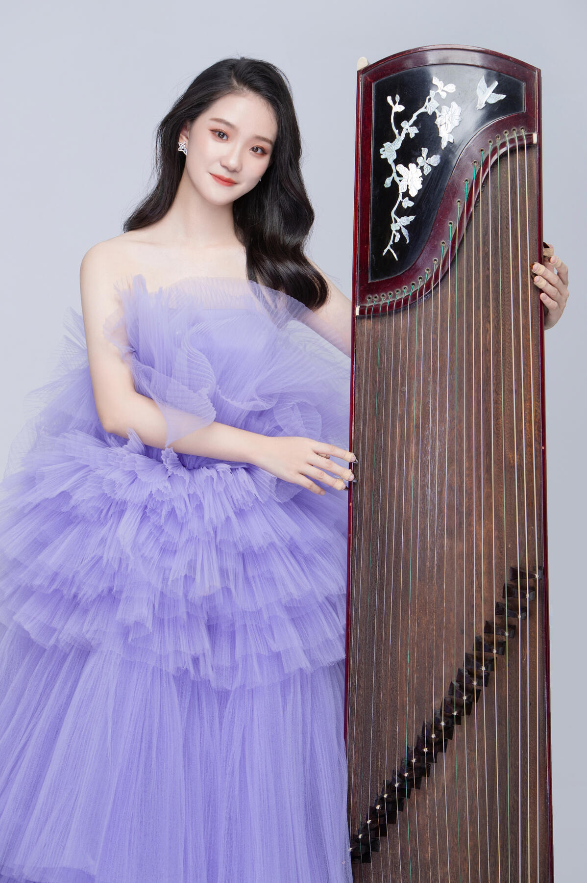 朱泽洋 - 现就读于中央音乐学院古筝专业。 2015年考入澳门演艺学院音乐学校全日制古筝专业，师从著名古筝演奏家周茜老师。曾为澳门学生中乐团古筝首席。2020年以澳门第一名成绩保送中央音乐学院。现师从中央音乐学院专业教师青年演奏家程皓如老师。