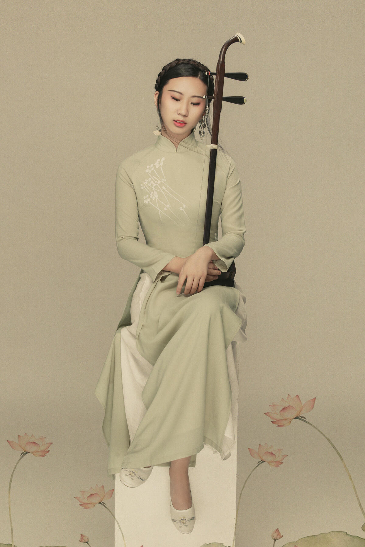 王美莹 - 中央音乐学院本科二胡和艺术管理双专业在读生。曾获得中日韩国际邀请赛二胡比赛专业组银奖;第六届(敦煌)中国民族器乐、民族舞蹈艺术周专业青年A组二胡金奖等多个专业奖项