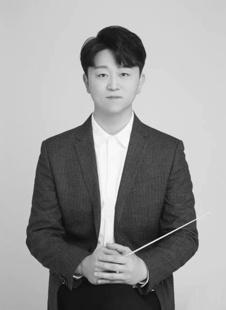 徐清凌 - 青年指挥,海归双博士(圣彼得堡国立音乐学院指挥艺术博士、俄罗斯国立师范大学音乐学院音乐艺术学(钢琴理论)博士)。国家教育部十三•五重点科研课题组,钢琴专业研究员。 中俄艺术专家研究会理事 中国戏曲学院教职工合唱团常任指挥 中国戏曲学院合唱团常任指挥 俄罗斯远东爱乐乐团客座指挥 俄罗斯乌里扬诺夫斯克交响乐客座指挥。